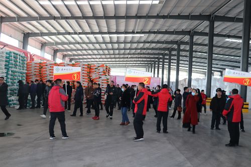 筑夢峰會核心客戶參觀通四方農(nóng)科成品庫 筑夢峰會核心客戶參觀通四方農(nóng)科成品庫